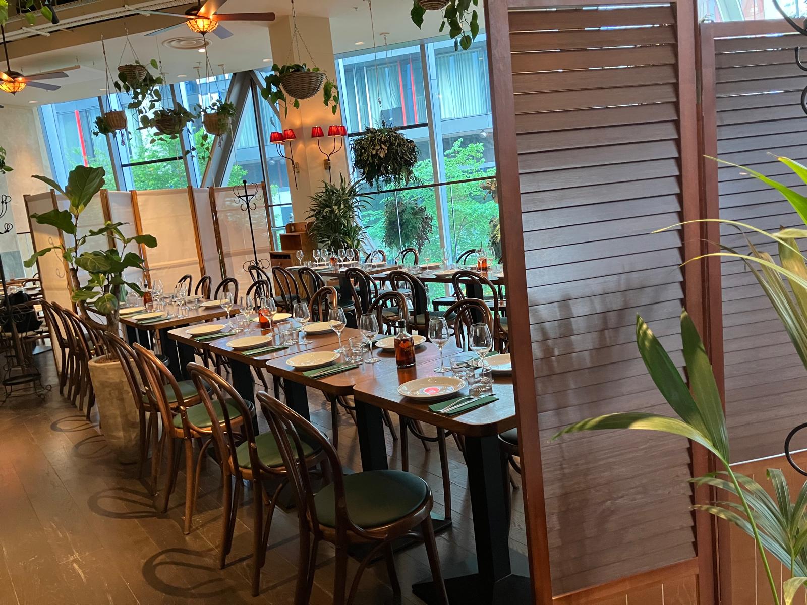 Elegant dining space at Casa do Frango for events and meetings with natural light.