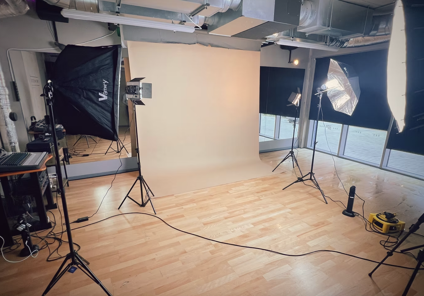 Minimalist photography studio in Sirlute Studios for headshots and workshops.