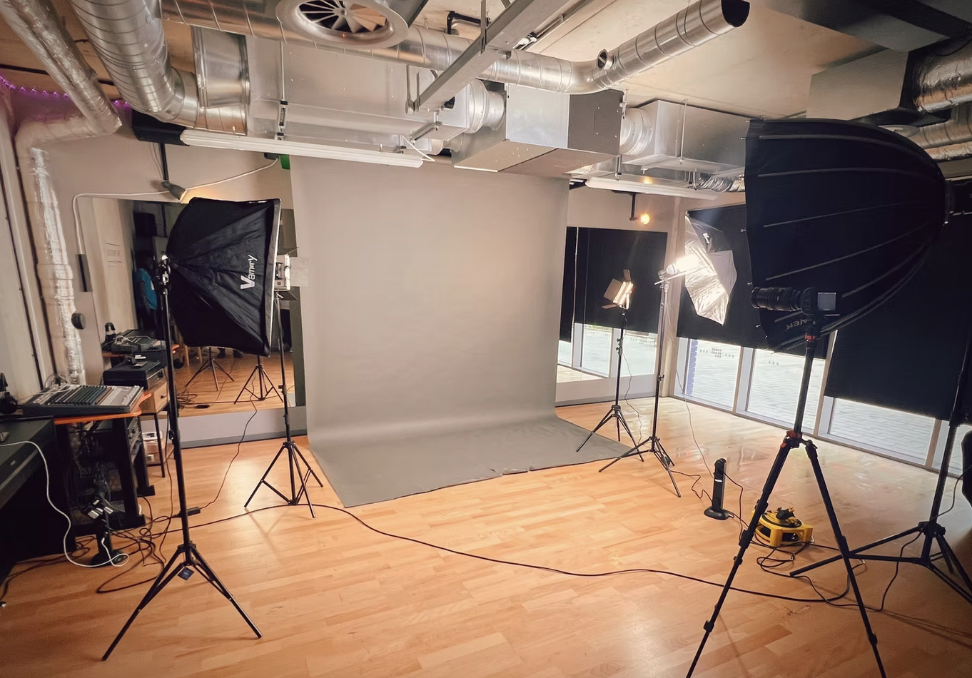 Multi-purpose event space at Sirlute Studios, ideal for photography and workshops.