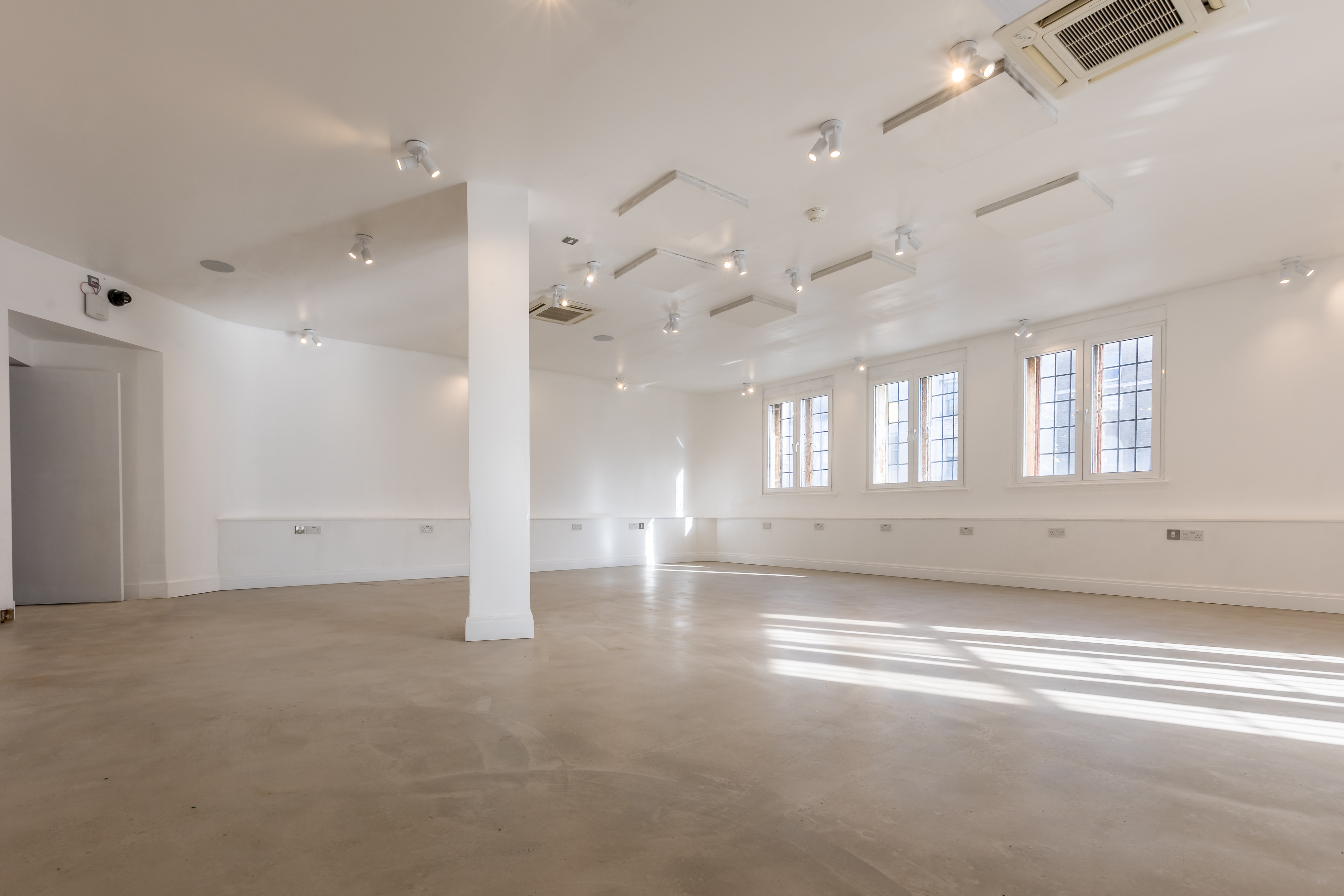 Versatile event space in Kachette Shoreditch, ideal for workshops and presentations.
