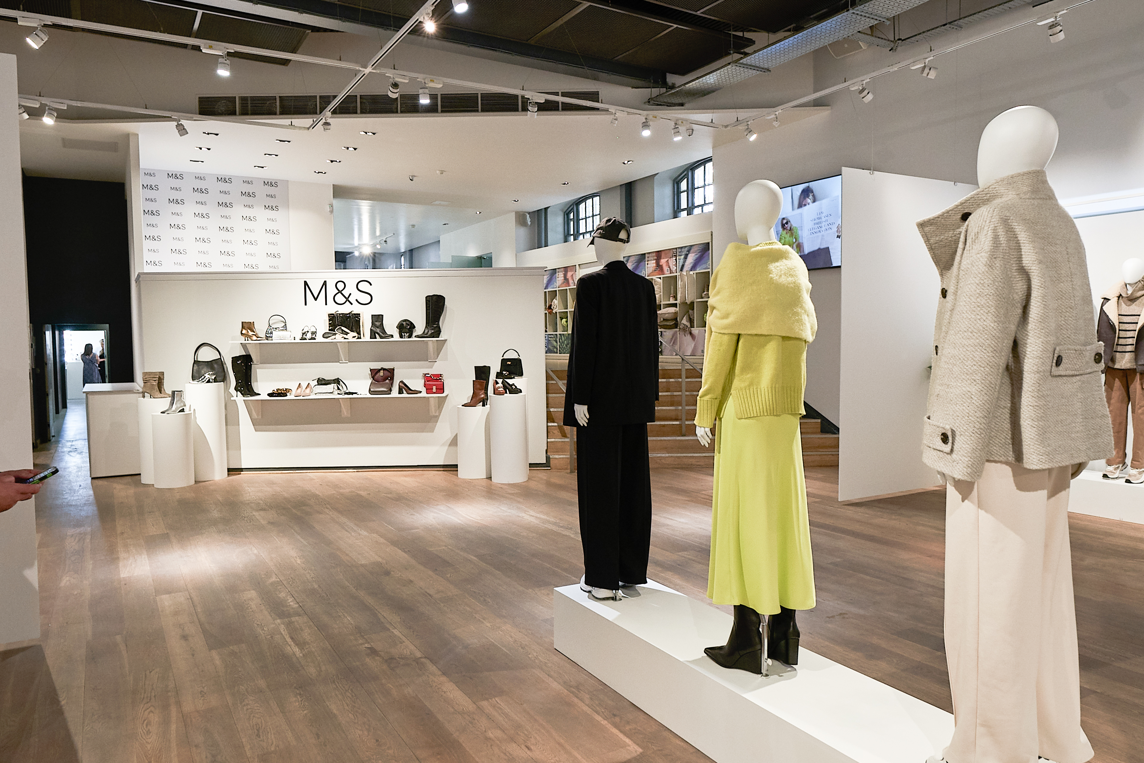 Stylish retail space for fashion shows, featuring trendy mannequins and modern design.
