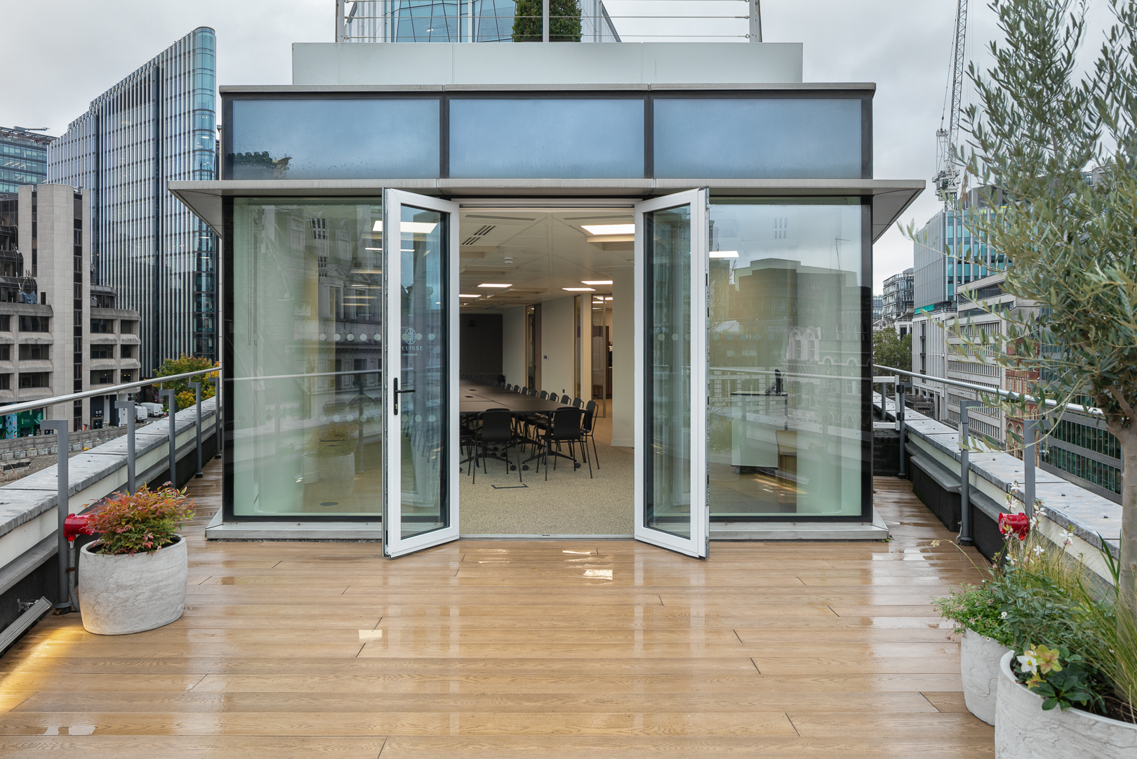The Pavilion at Ellisse: Indoor-outdoor breakout space for executive meetings and networking.