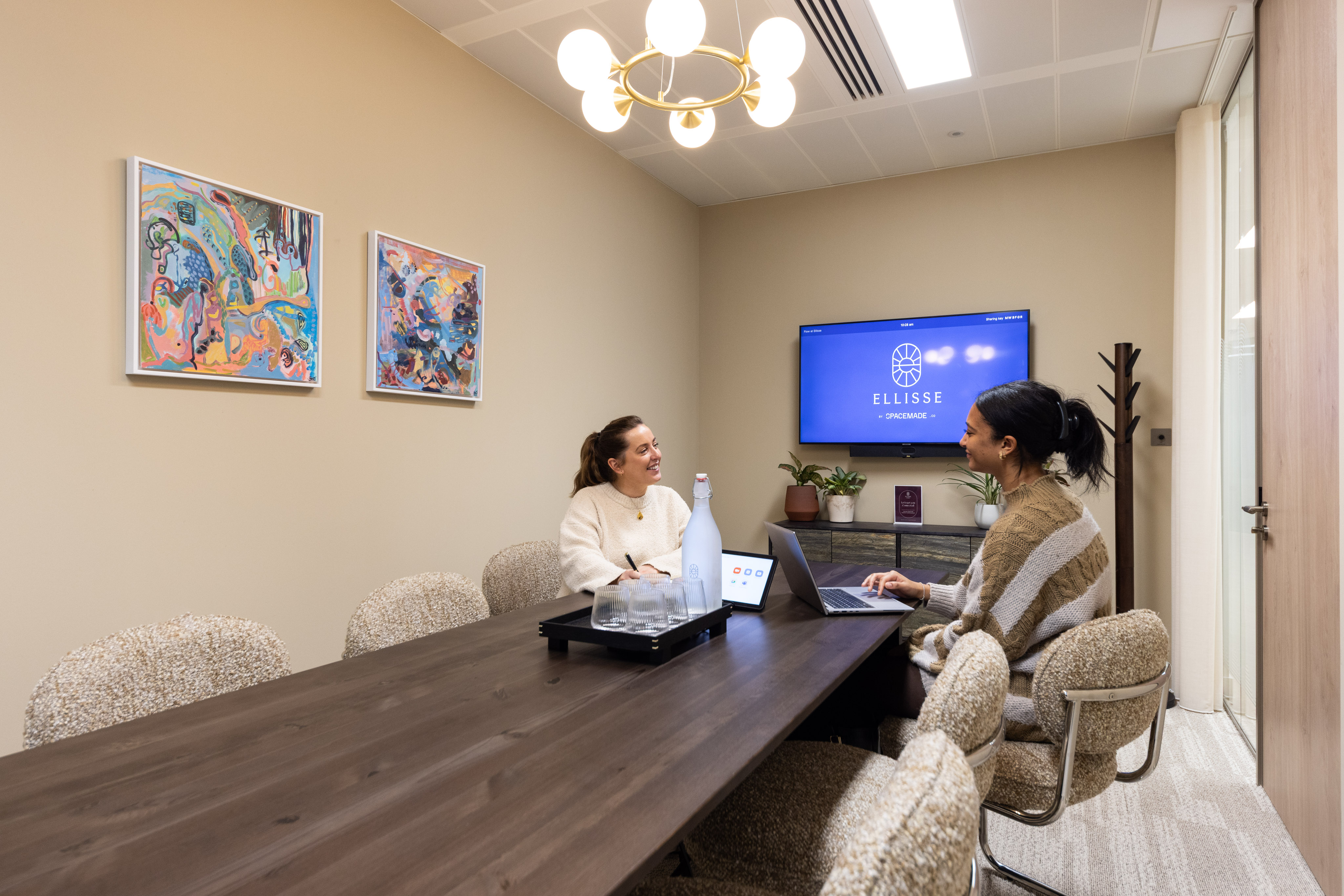 Flow Meeting Room at Ellisse: Modern huddle space for professional client collaboration.