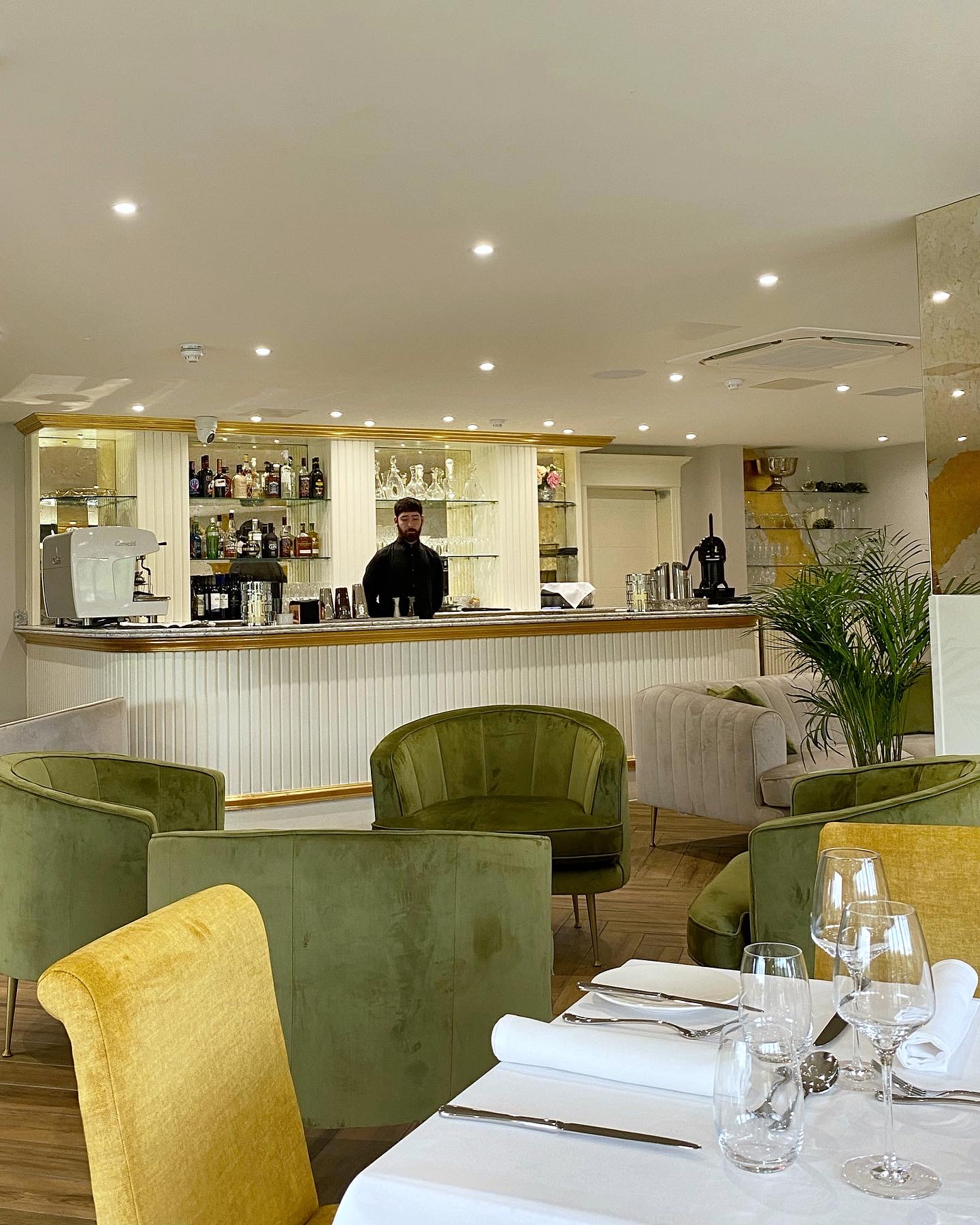 Garden Suite at Cambridge Country Club, professional bar, ideal for corporate events and networking.