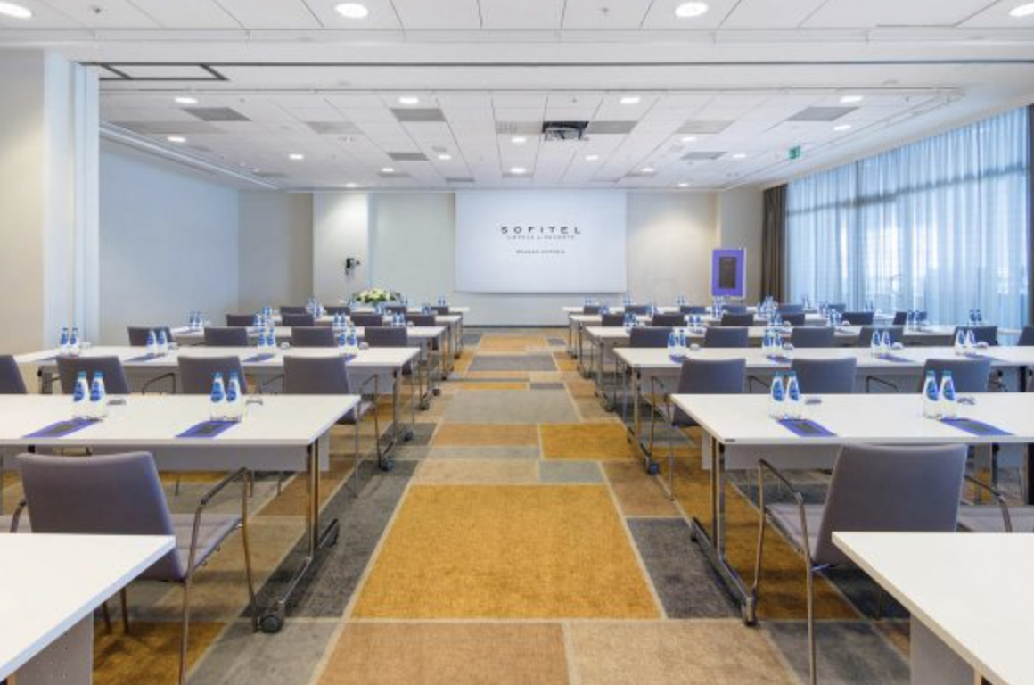 Belweder room at Sofitel Warsaw: organized meeting space, natural light, ideal for conferences.