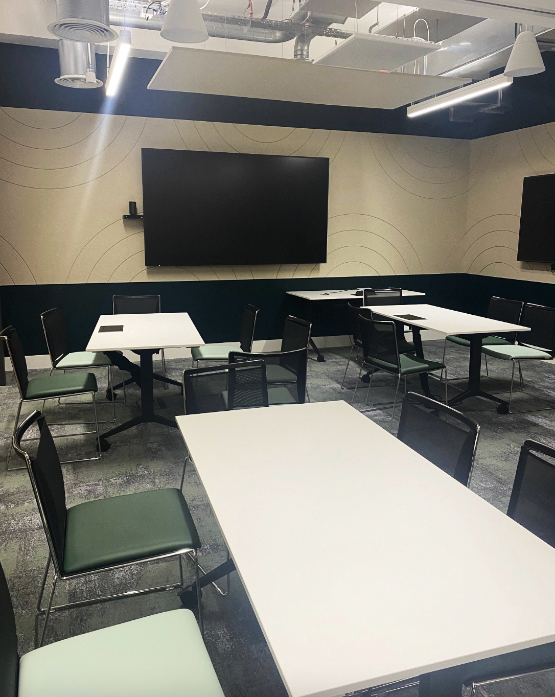 Modern event space in Canopi with minimalist tables, ideal for workshops and meetings.