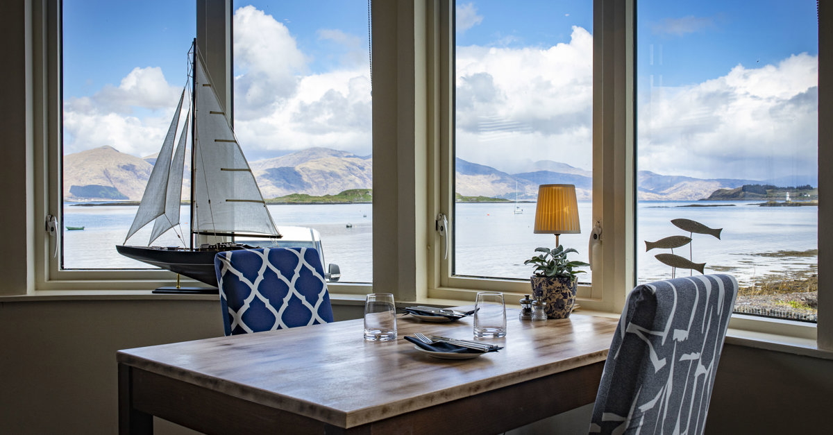 Serene restaurant meeting space with waterfront view, ideal for corporate retreats and gatherings.