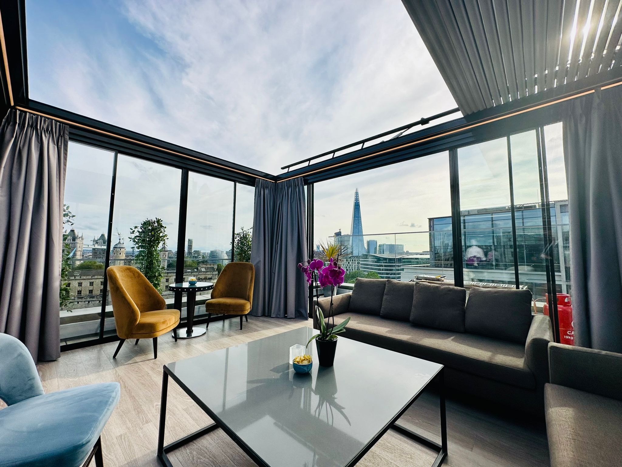 Modern meeting space with skyline view, ideal for brainstorming and networking events.