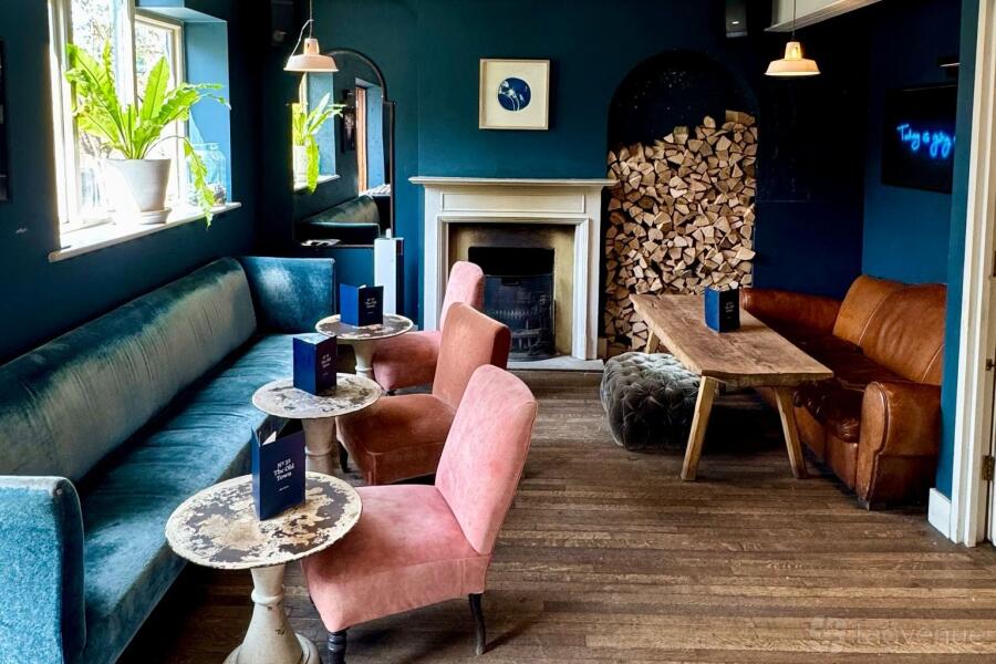 Upstairs - 2f7bcd64-8847-496f-88c7-9dfddb36536f.jpeg