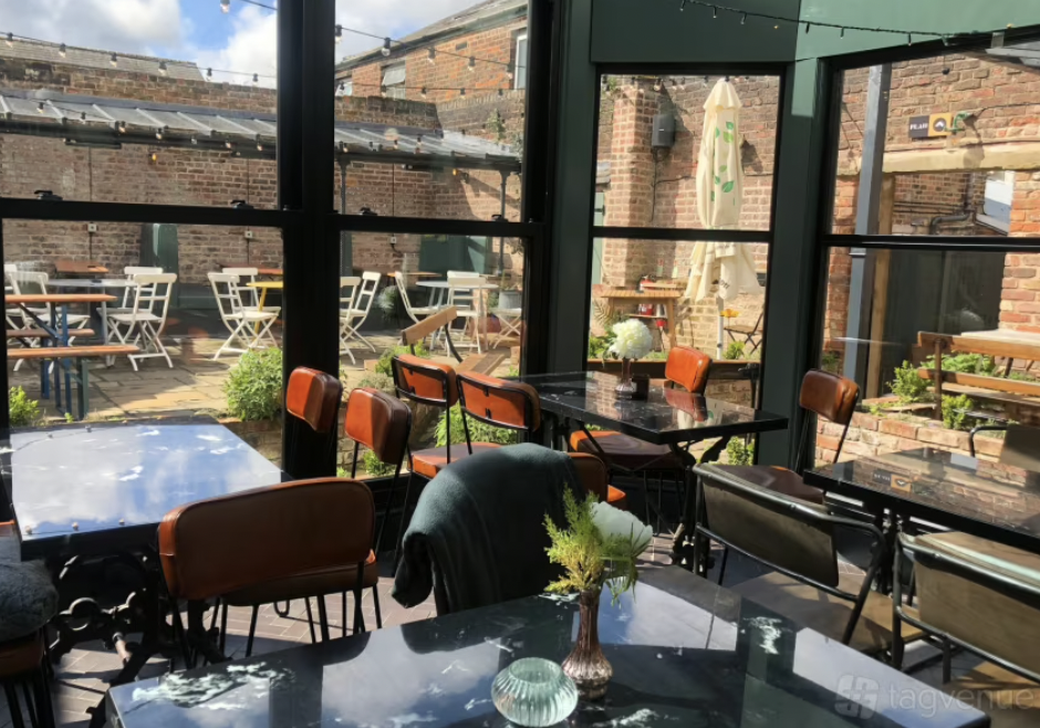 Stylish venue with large windows for meetings and events in Nytclas.