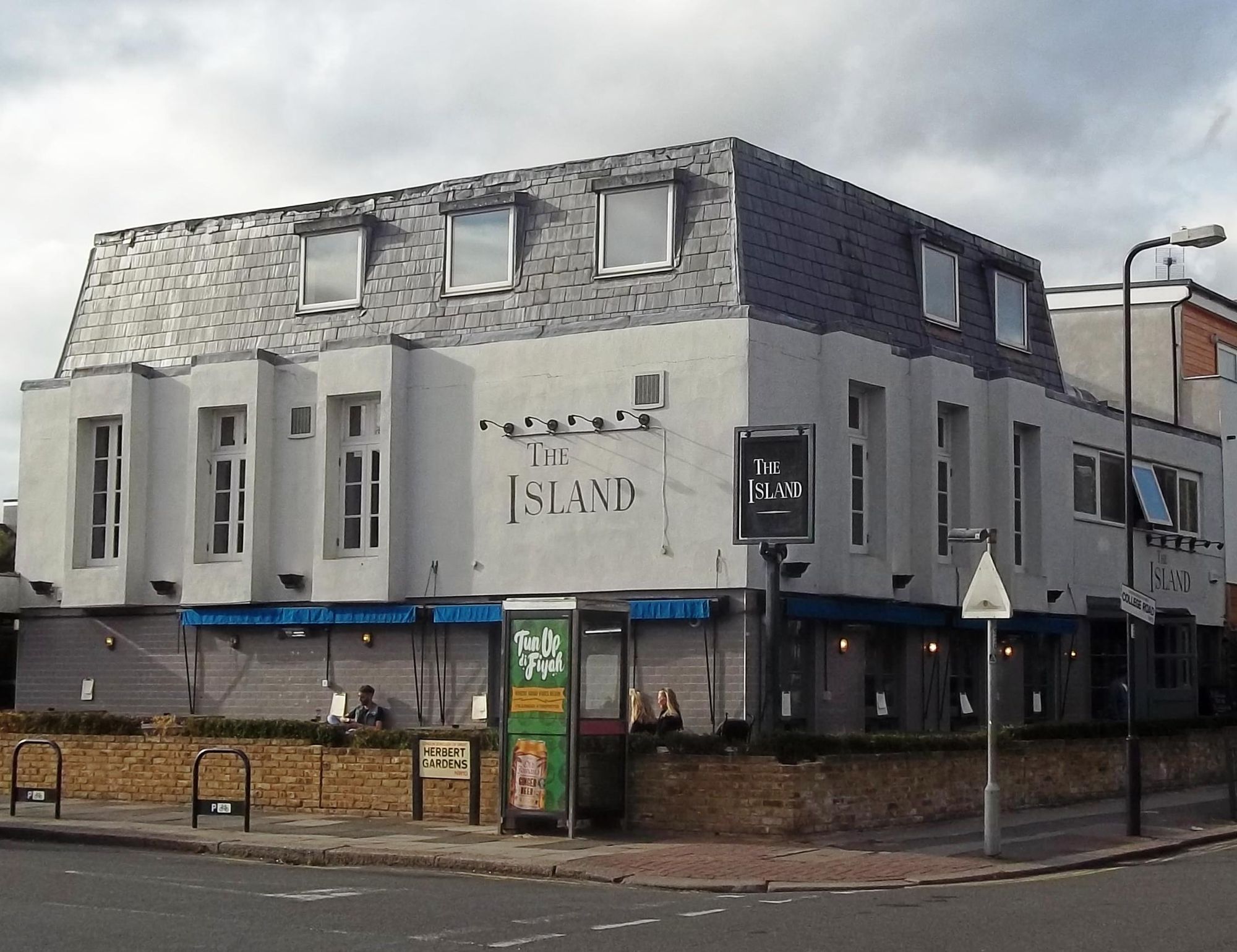 Modern event venue with ample natural light, perfect for unique meetings and gatherings.