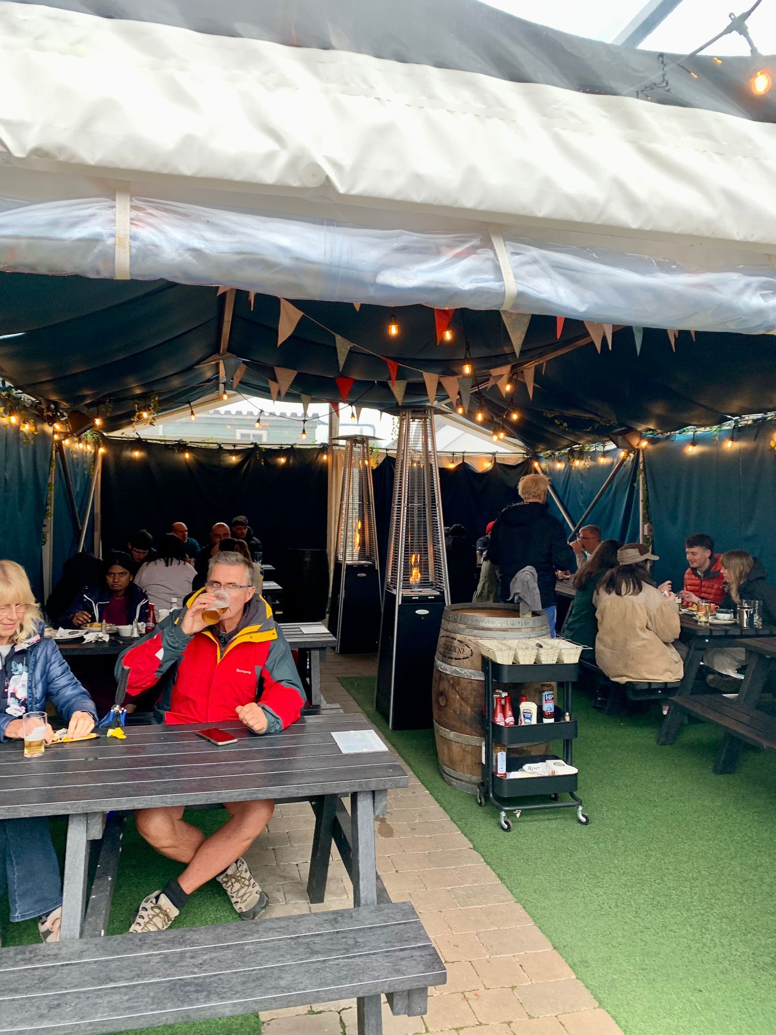Cozy outdoor dining area at The Oak Tree Inn, perfect for networking and casual events.