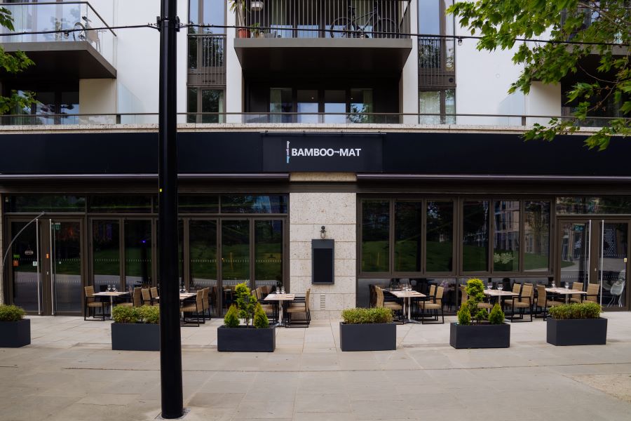 Modern restaurant with outdoor seating, ideal for casual networking events and workshops.