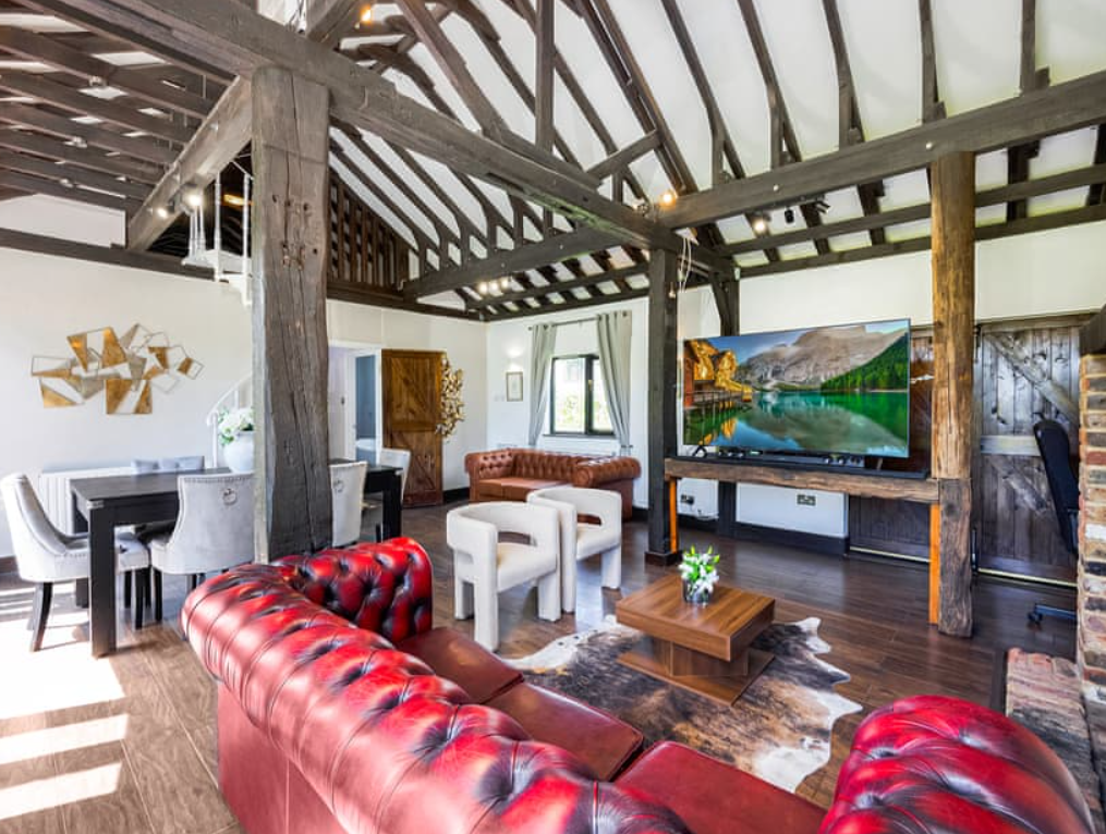 Essex Barn House meeting space with high beams, perfect for gatherings and brainstorming.