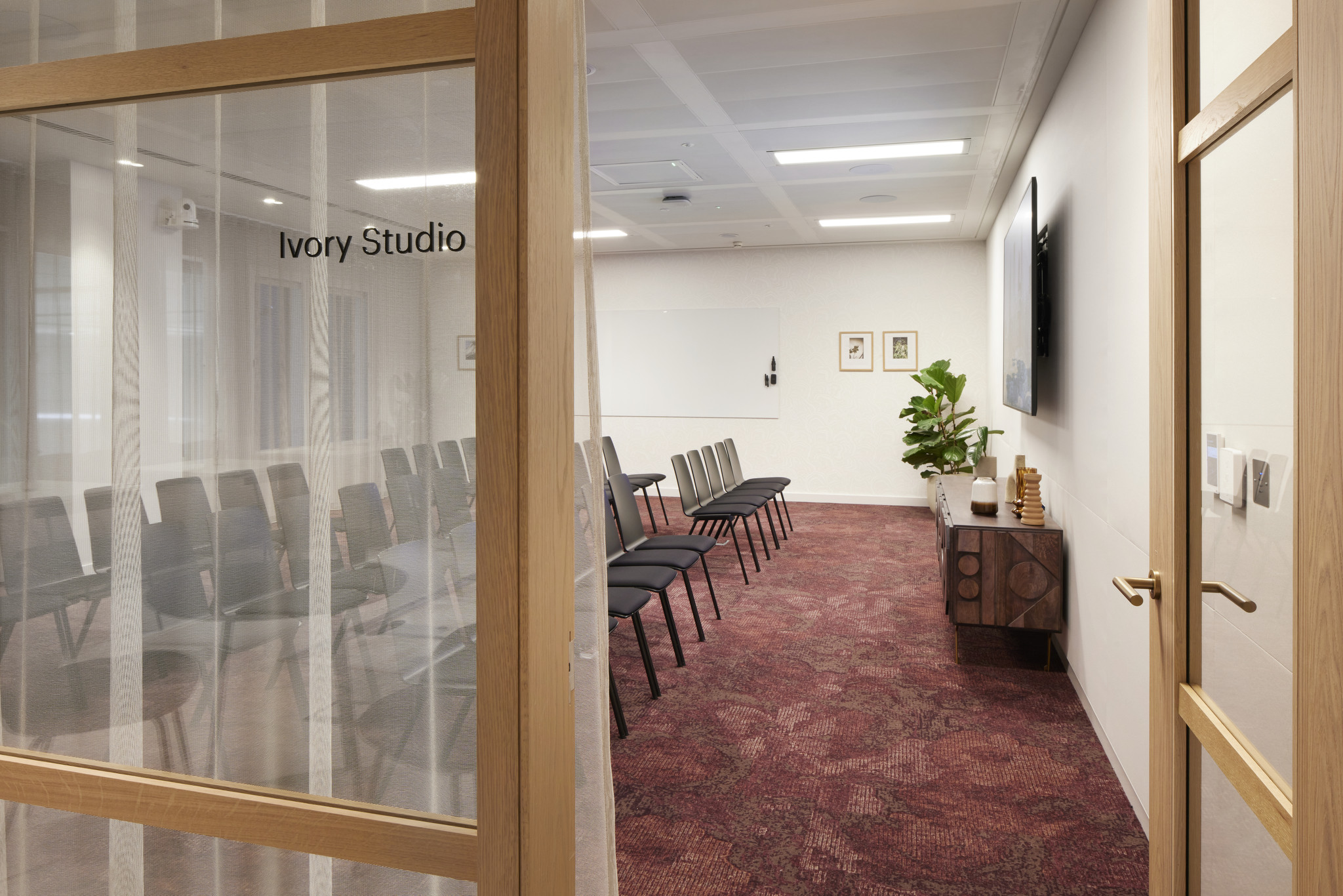 Ivory Studio meeting room with natural light, perfect for workshops and presentations.