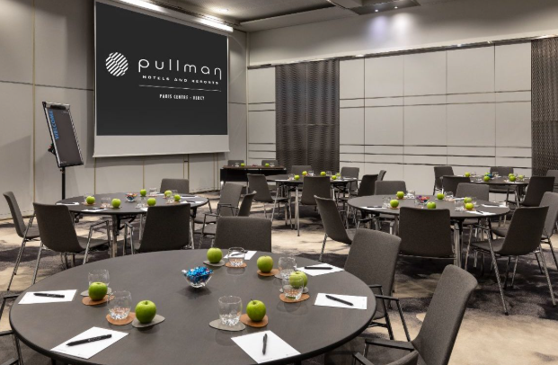 Meeting room at L'Atelier 1-2-3, modern design, ideal for corporate events.