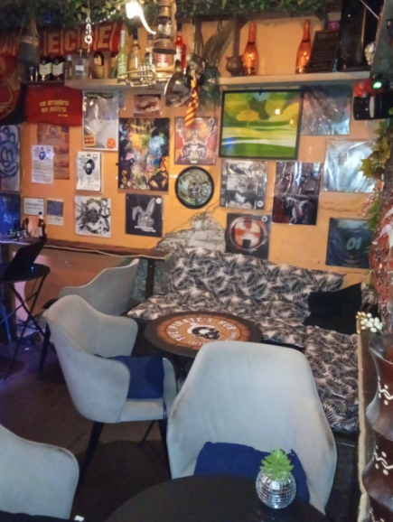 Cozy seating area in THE PIRATES HUB, perfect for informal gatherings and meetings.