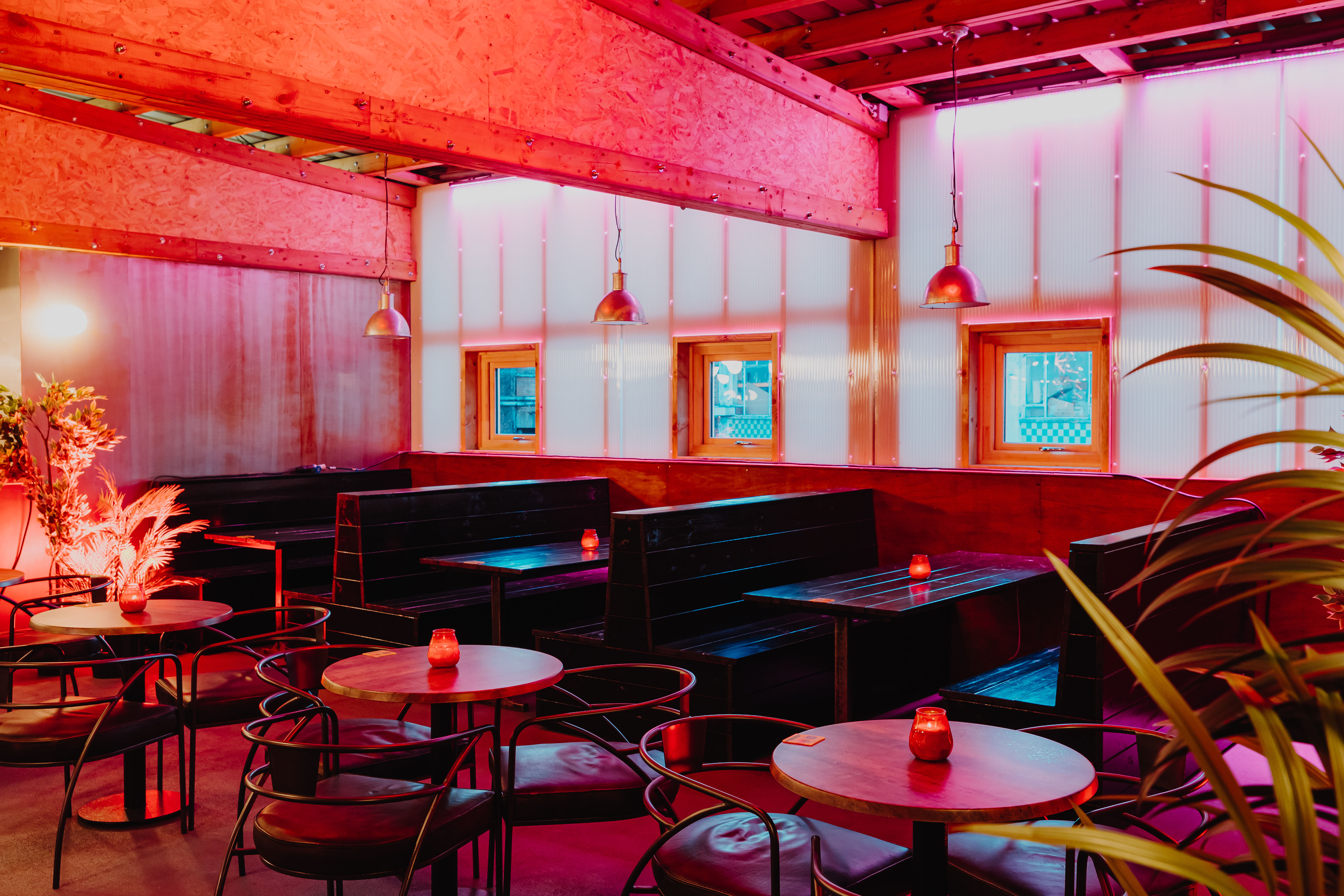 Industrial-chic Hotel Milano Bar for networking and cocktail events with modular booth seating.