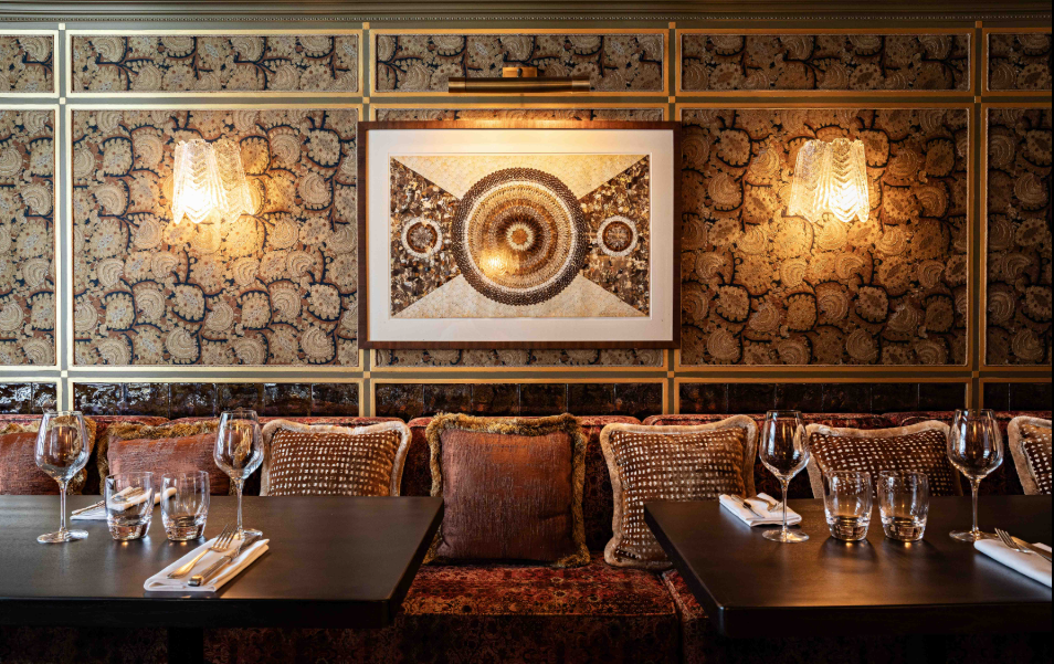 Elegant dining space at Salon Gaillon, ideal for upscale events and intimate meetings.