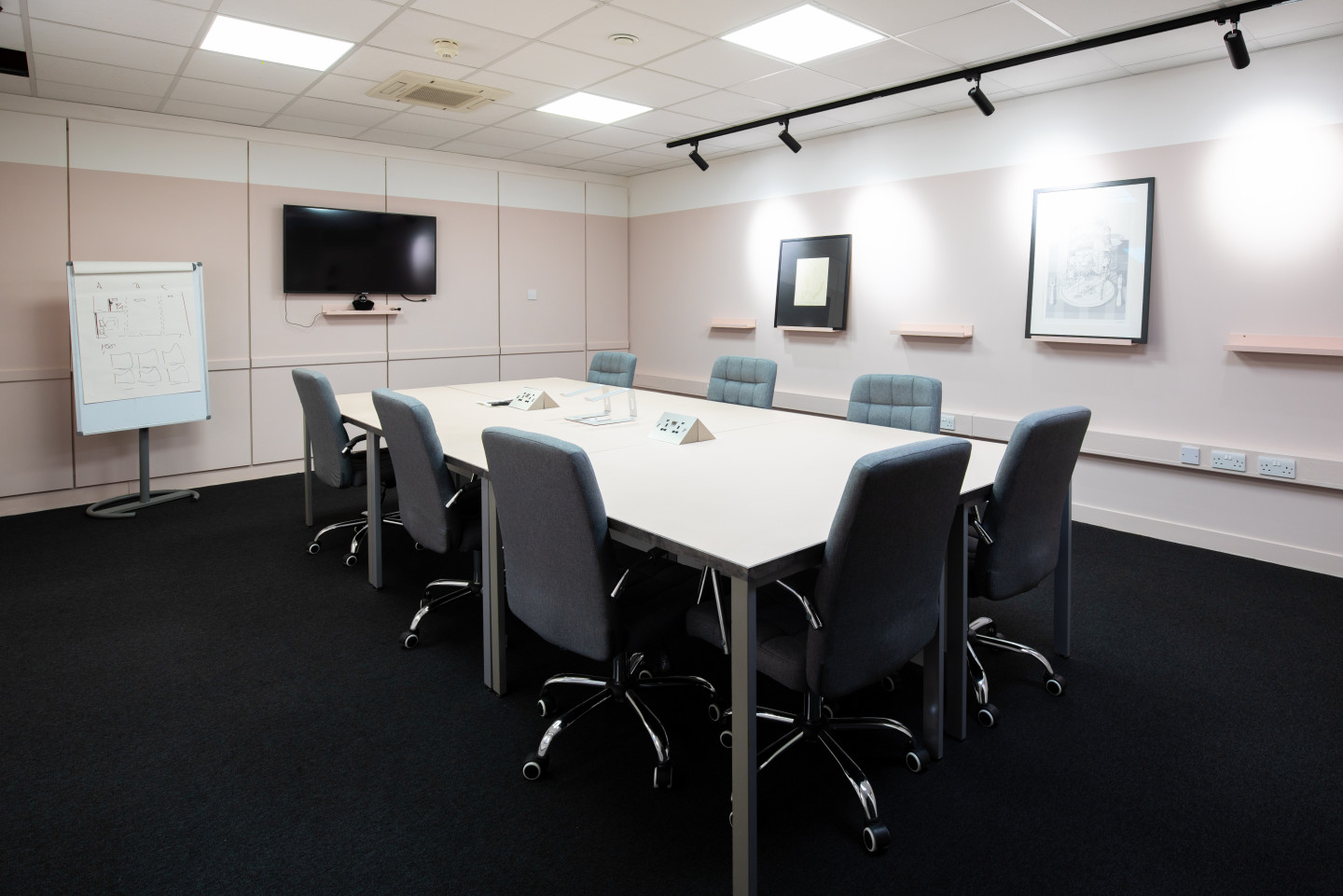 Salisbury Room meeting space with spacious table, ideal for corporate strategy sessions.