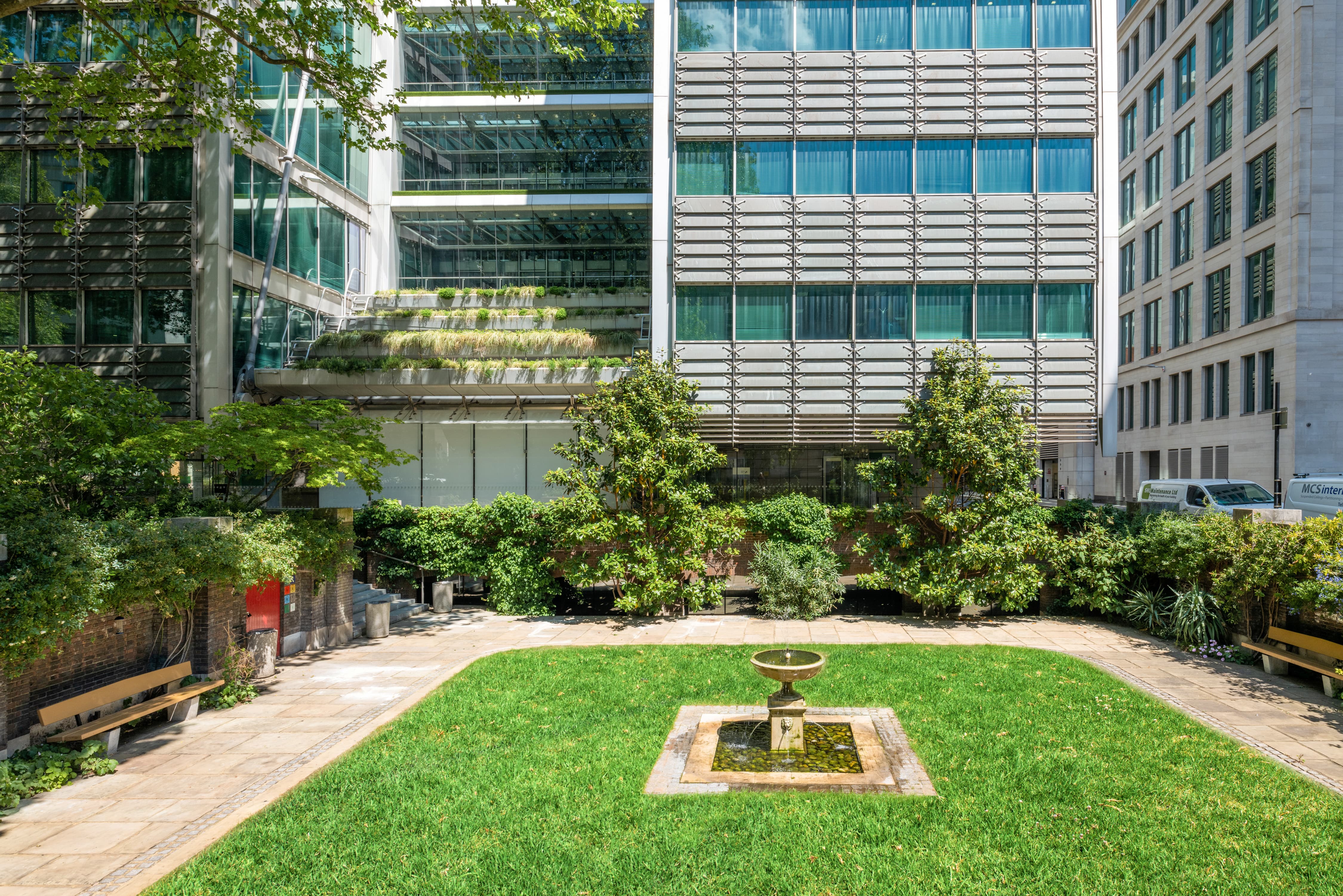 Goldsmiths' Garden at Goldsmiths' Hall: serene lawn for networking events and meetings.