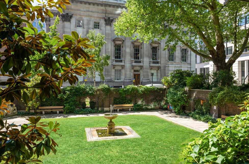 Goldsmiths' Garden at Goldsmiths' Hall, lush greenery, ideal for outdoor events and receptions.