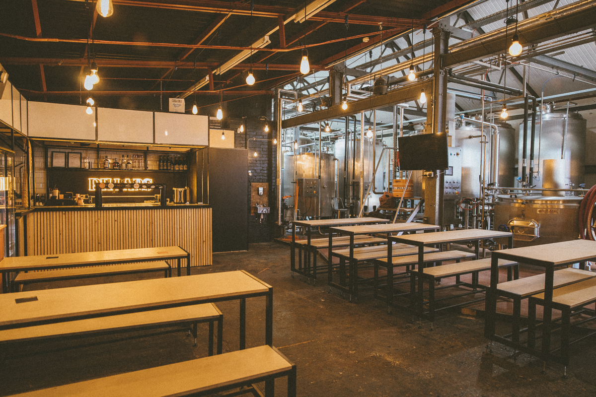 "Hiver taproom with industrial decor, ideal for corporate meetings and networking events."