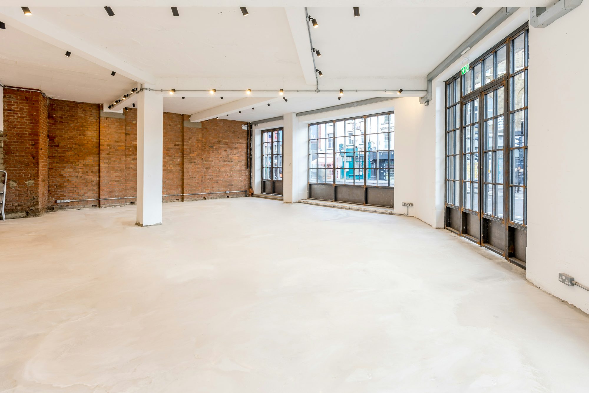 Versatile Kachette venue with large windows, ideal for meetings and workshops.