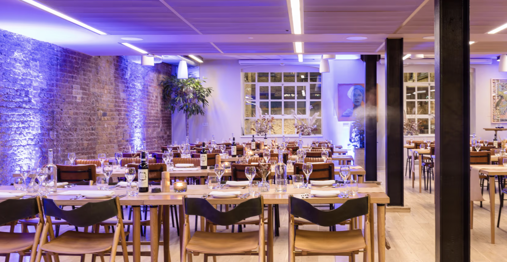 Modern dining venue for corporate events, featuring elegant decor and inviting atmosphere.