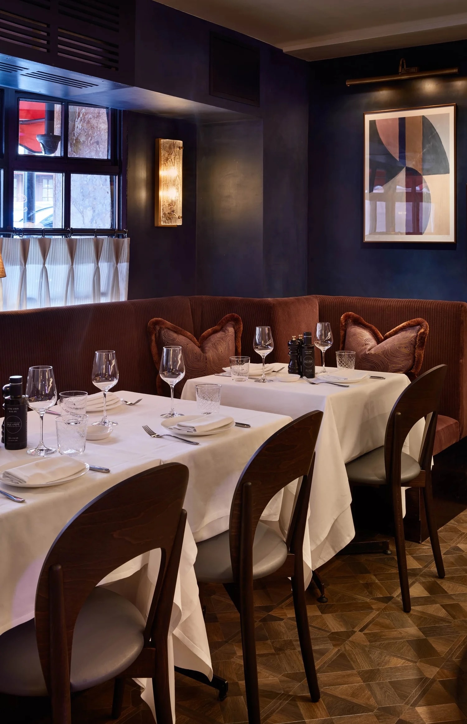 Private dining room in Sale e Pepe with plush seating for intimate events and gatherings.
