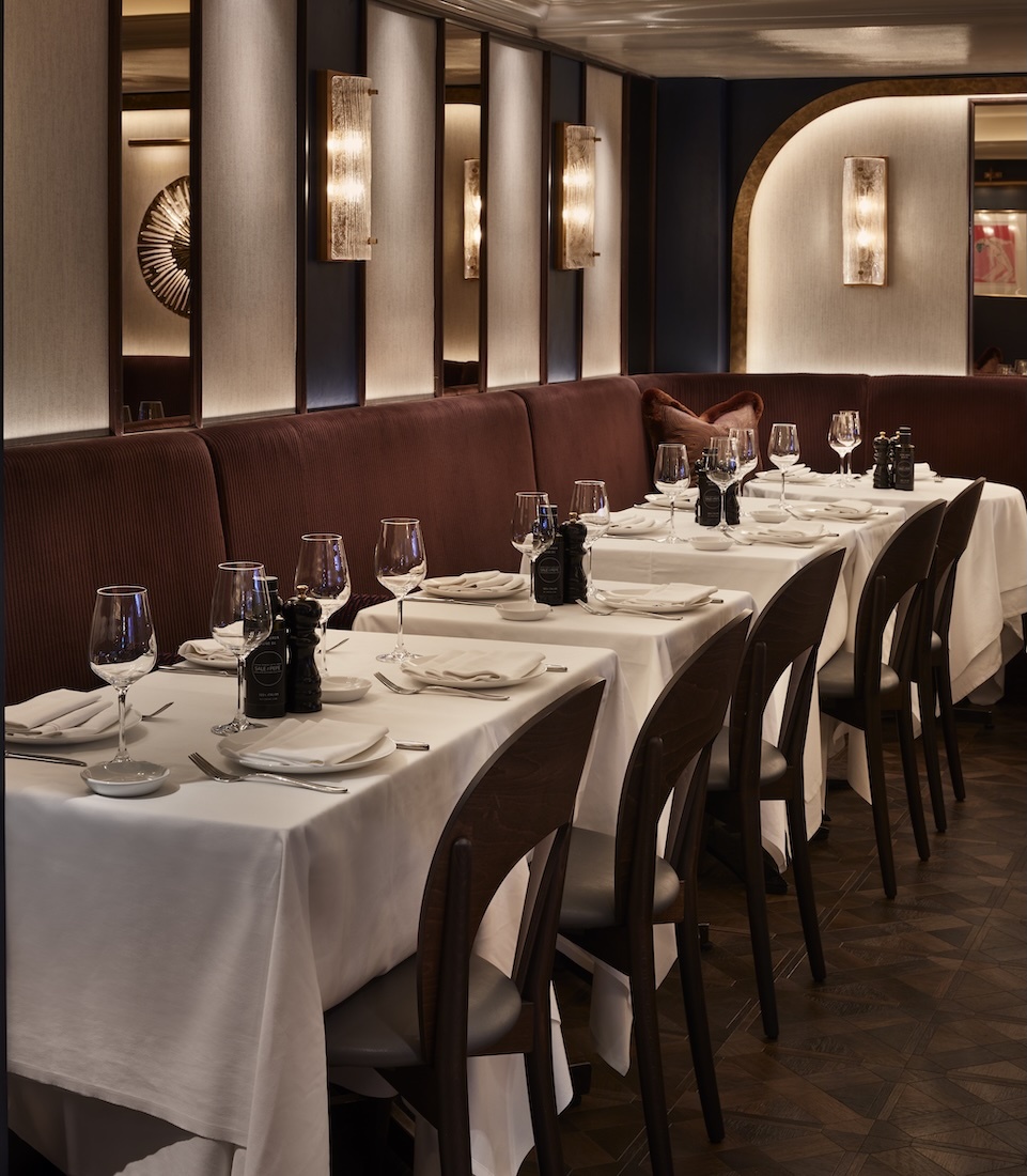 Private dining room with elegant decor at Sale e Pepe, perfect for upscale events.