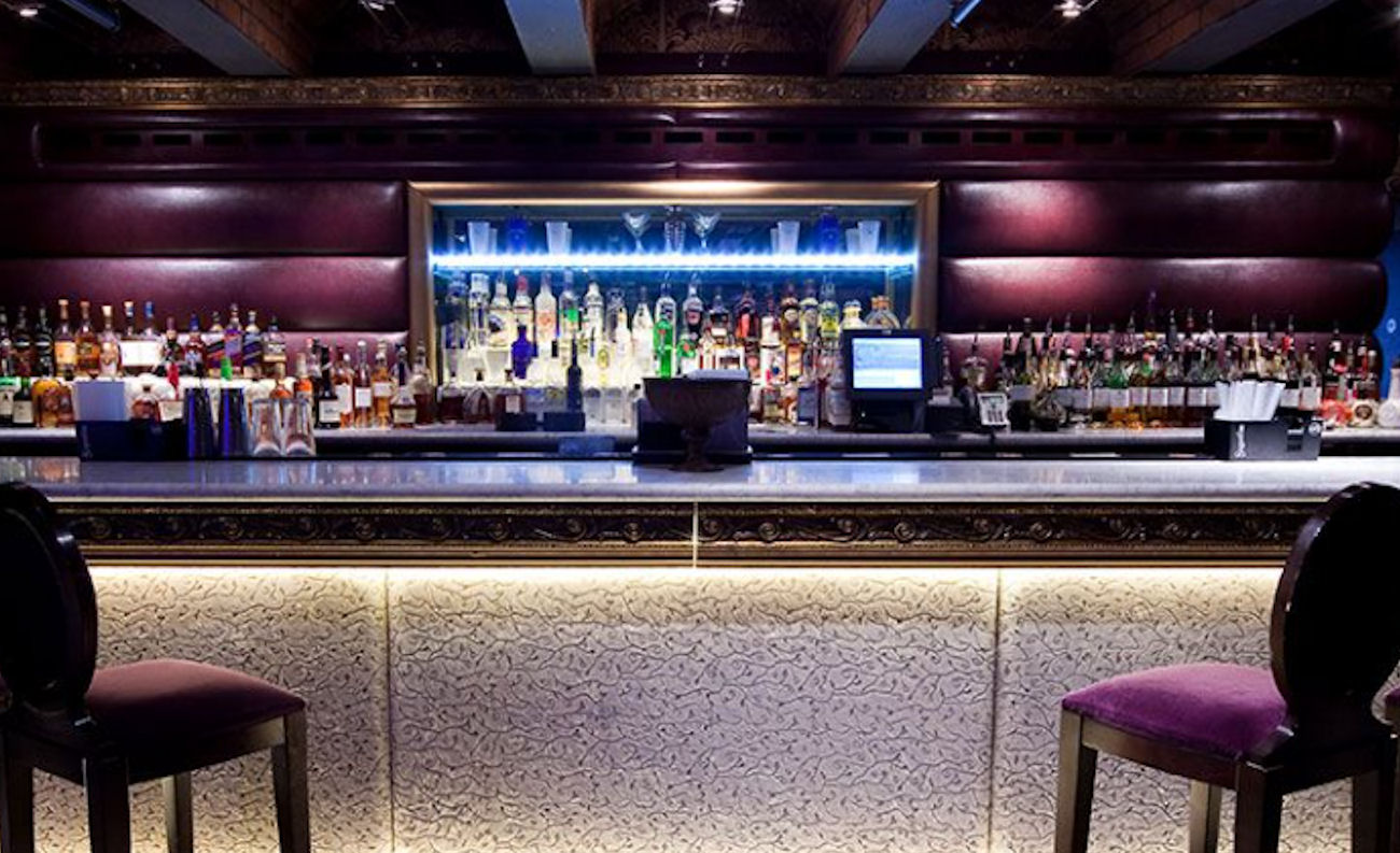 Elegant bar at Icon Lounge, Manchester235 - perfect for networking events and cocktail receptions.