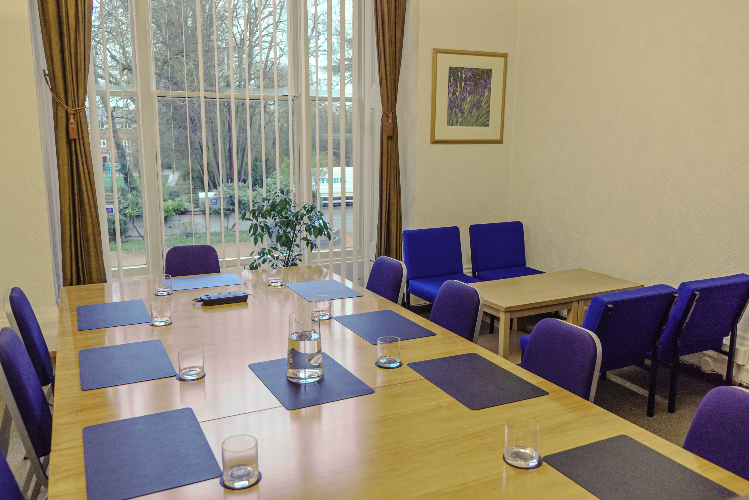 Small meeting room, natural light, workshop, seminar