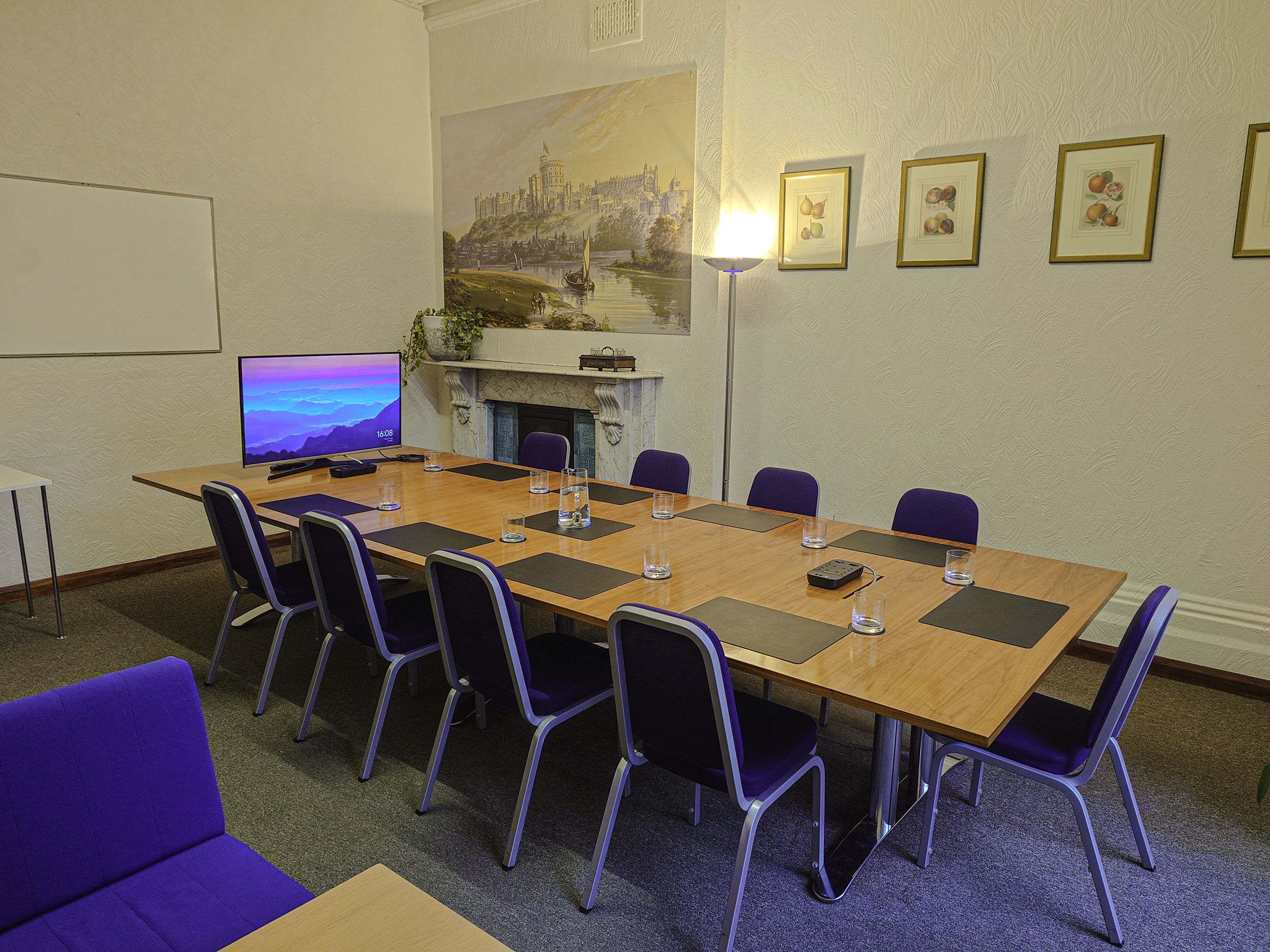 Traditional 10-seat meeting room, whiteboard, presentations, business meeting