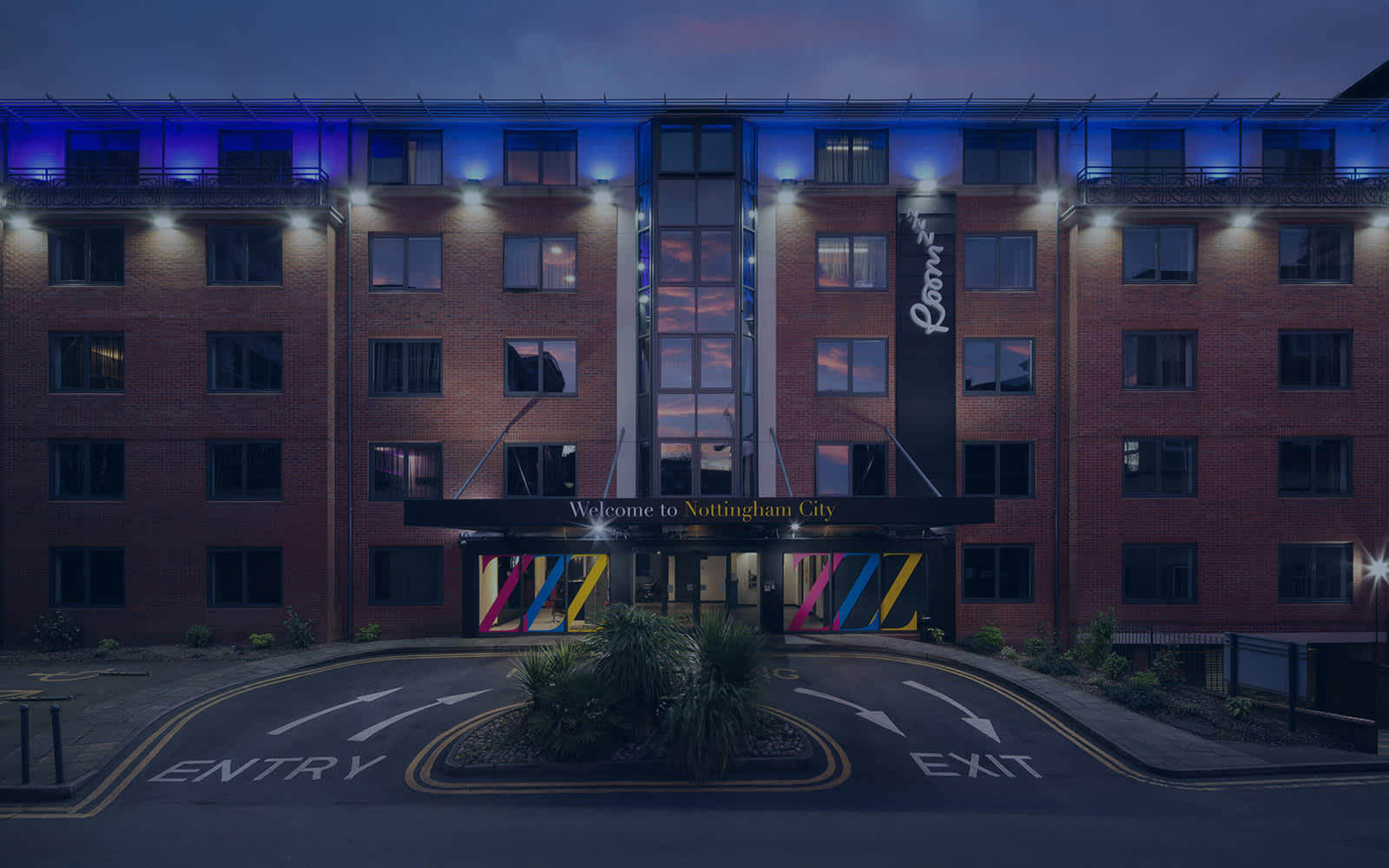 Royal - 9a35bf6e-6c71-4723-a40d-a4d5c9f38766.jpeg