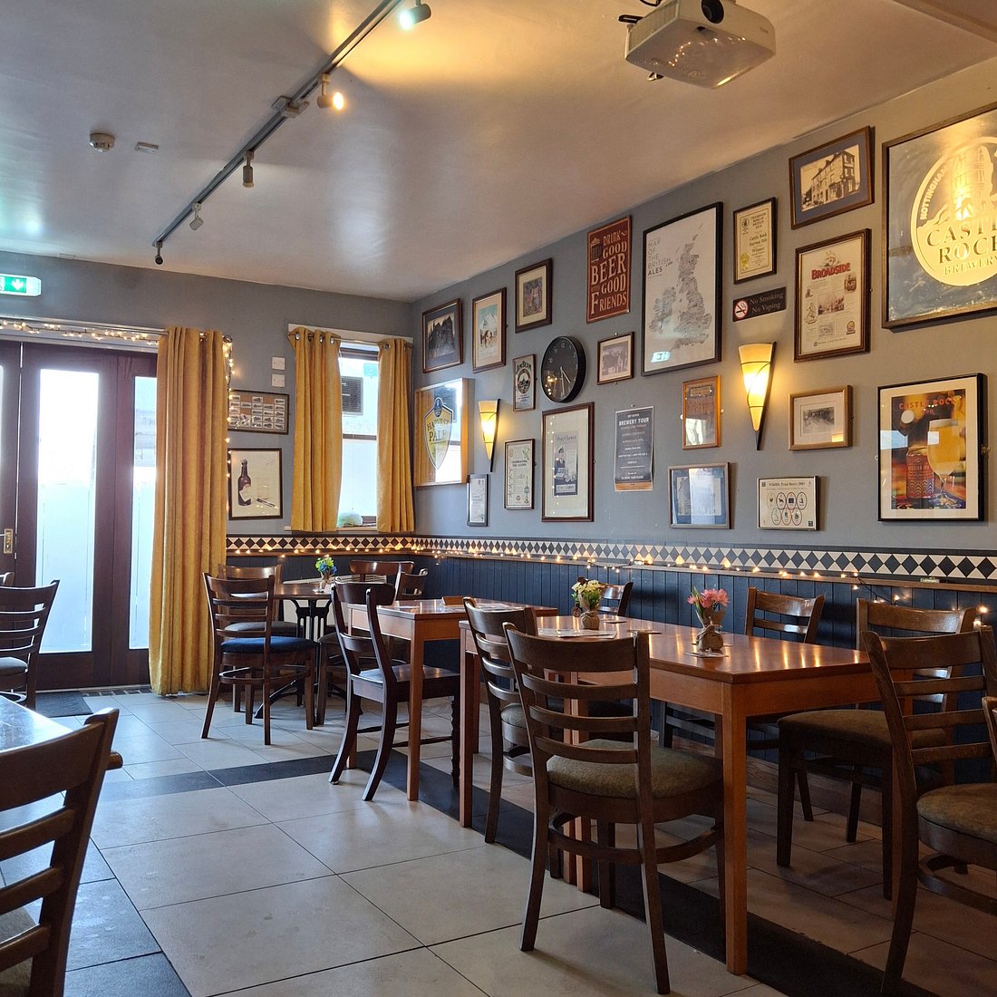 Cozy dining space in Golding's Room, perfect for intimate gatherings and events.