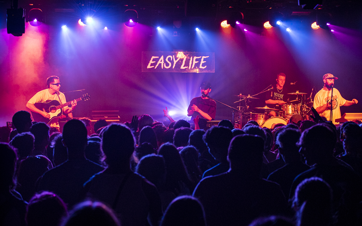 Main Stage at Metronome with vibrant band performance and audience engagement.