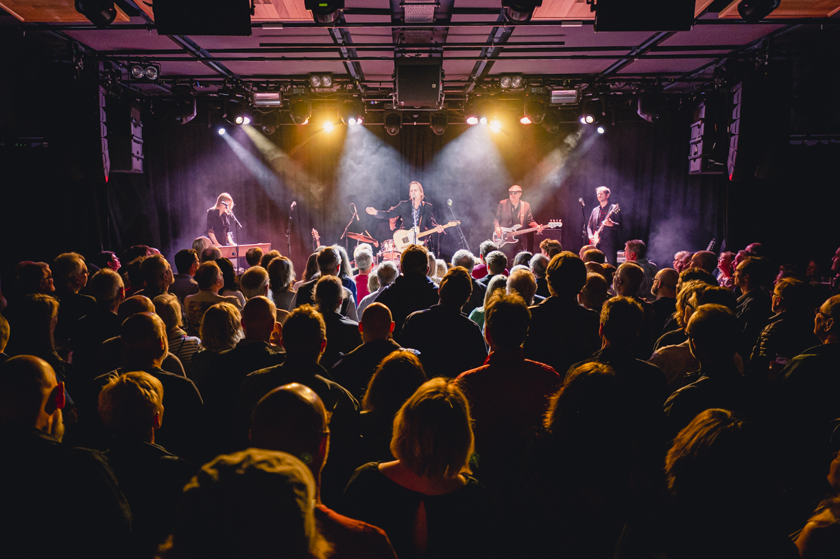 Main Stage at Metronome during a vibrant live performance with engaged audience.