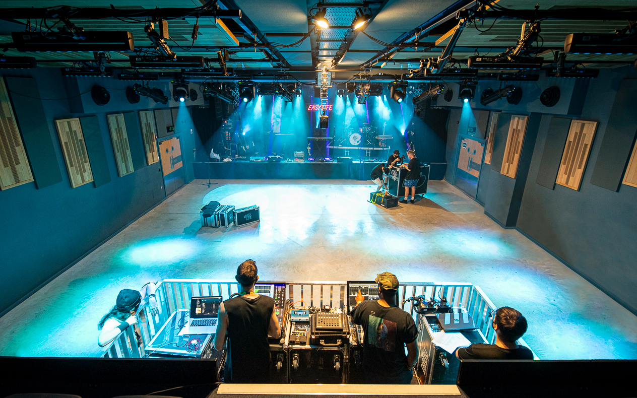 Modern event space Bar & Atrium with stage, ideal for concerts and corporate events.