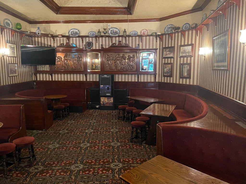 Cozy meeting space at The Bell Inn with vintage decor, perfect for intimate gatherings.