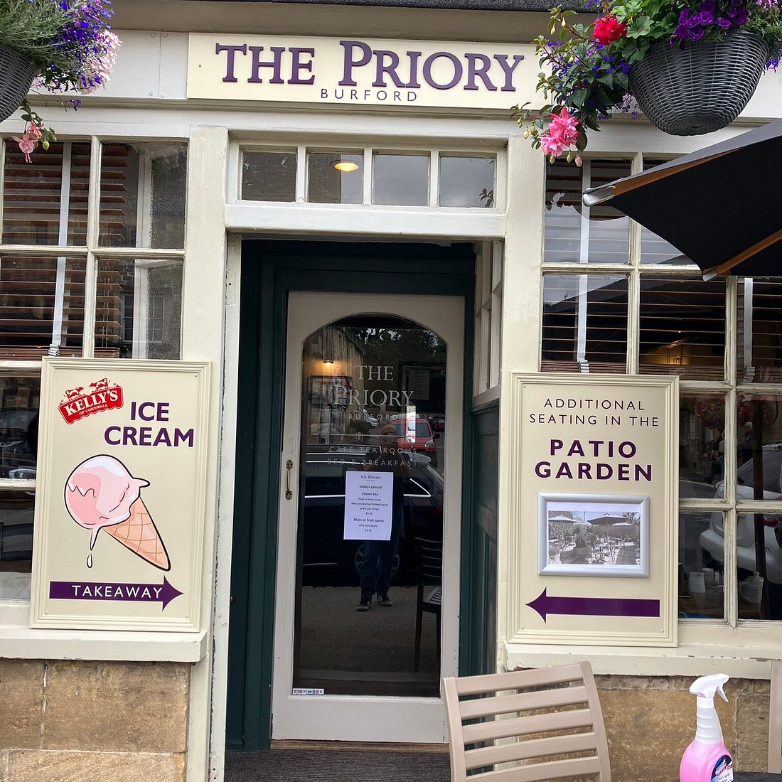 Tea Rooms & Garden entrance in Burford with patio, ideal for summer parties and gatherings.