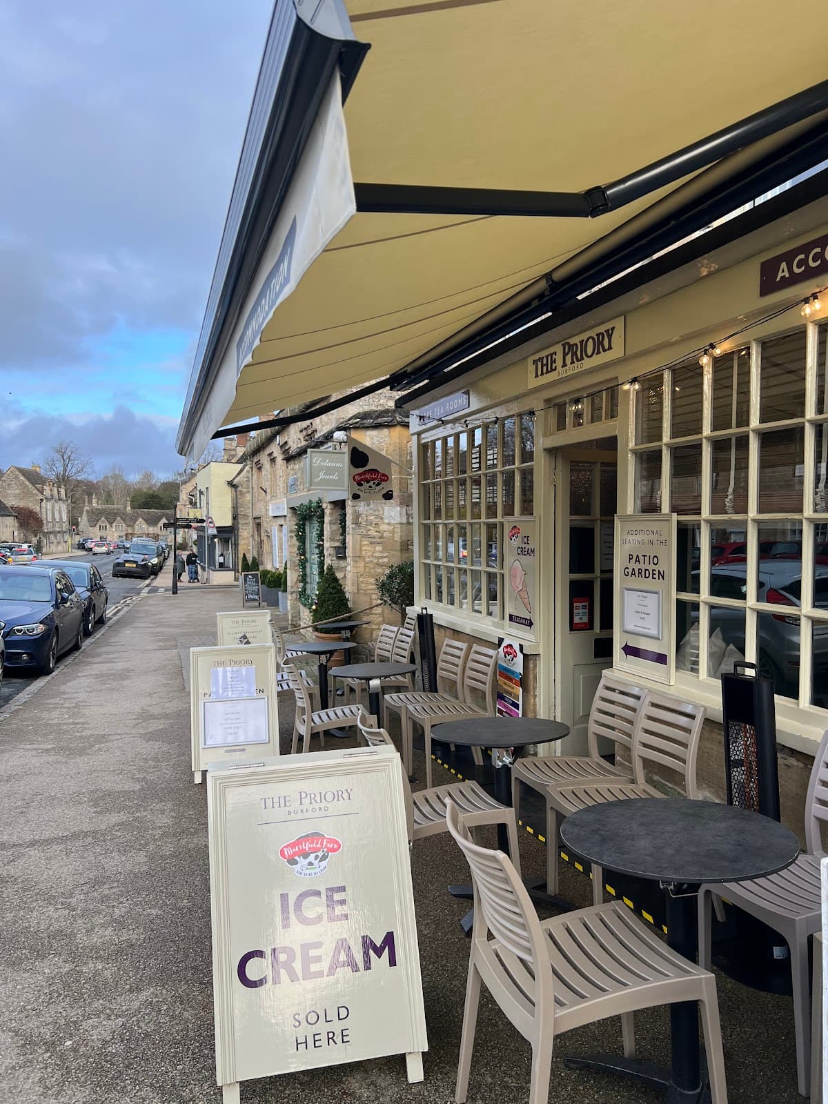 Charming Tea Rooms & Garden venue in Burford, perfect for casual meetings and brunch.