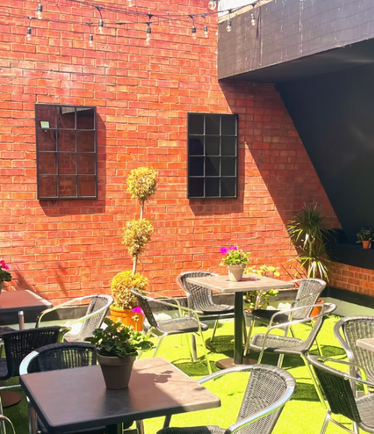 Vibrant outdoor venue at Inner Drive Golf for informal gatherings and networking events.