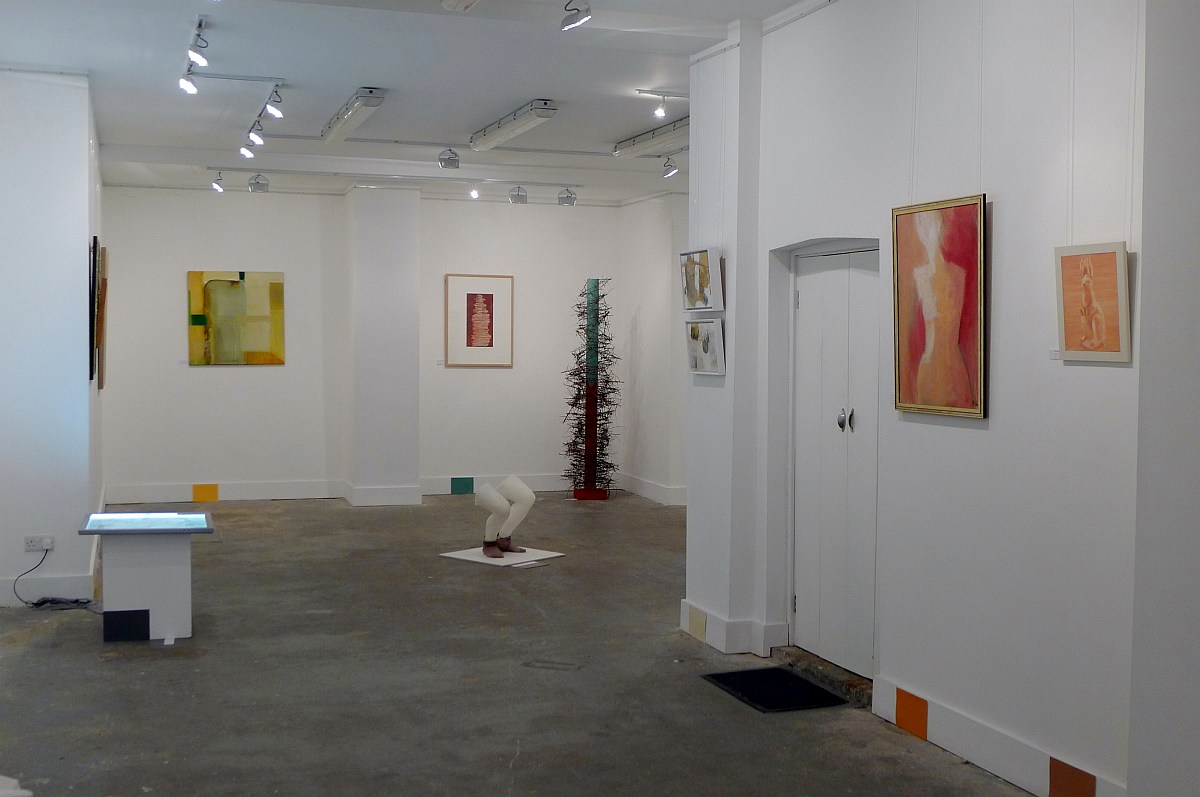 Whole Gallery in Espacio: minimalist art exhibition venue with bright white walls.