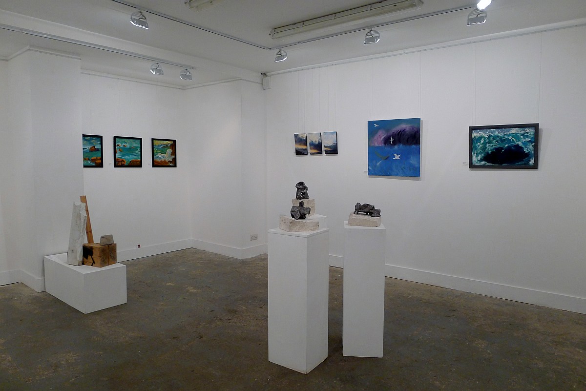 Minimalist gallery space with pedestals for art exhibitions and corporate events.