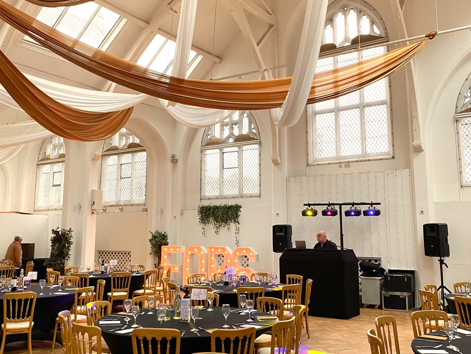 Main Room - 15d0dee3-f0da-44a0-8e12-ee35657ebcf9.jpg