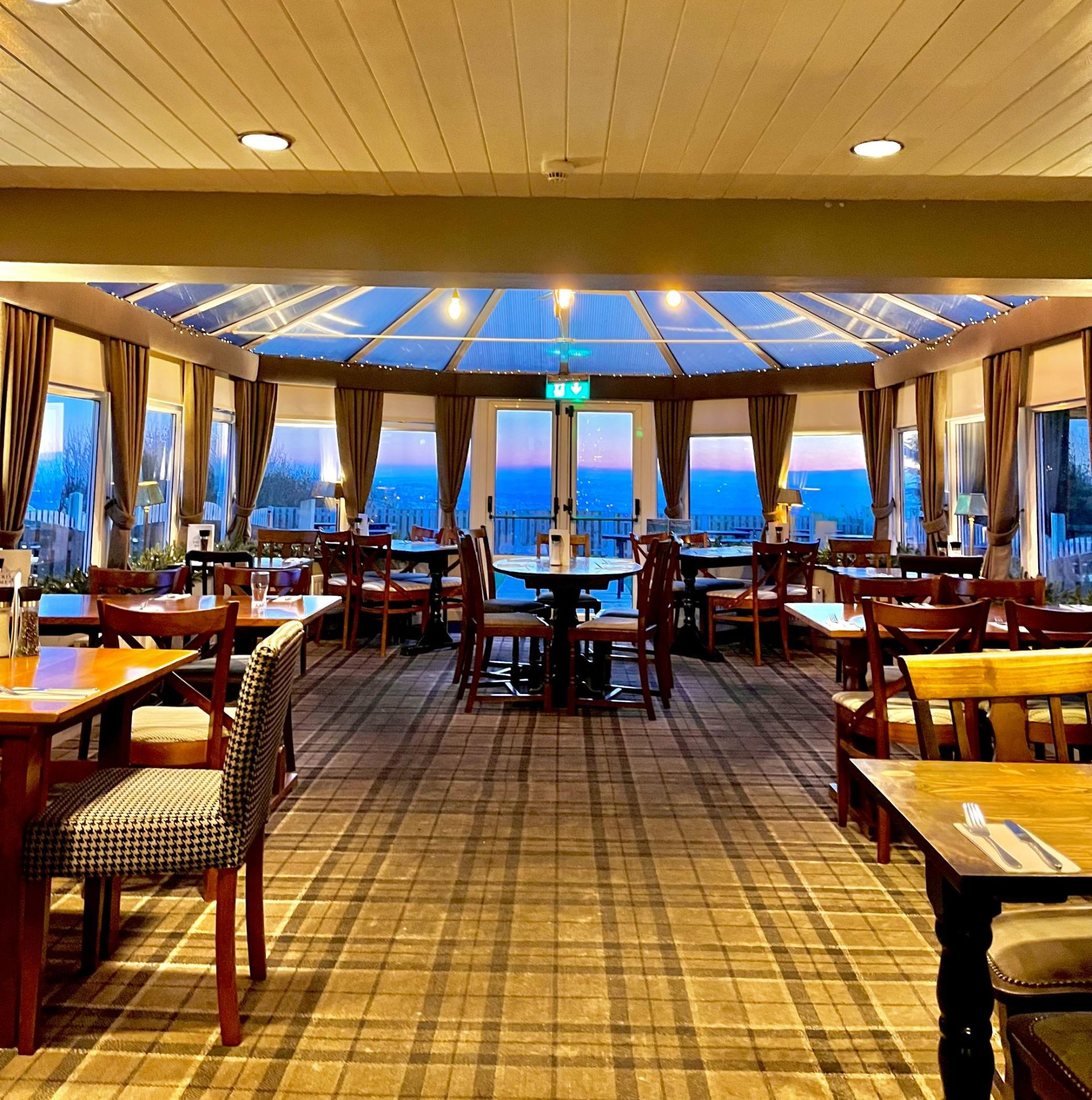 Glass dining room, panoramic view, cocktail reception, event venue