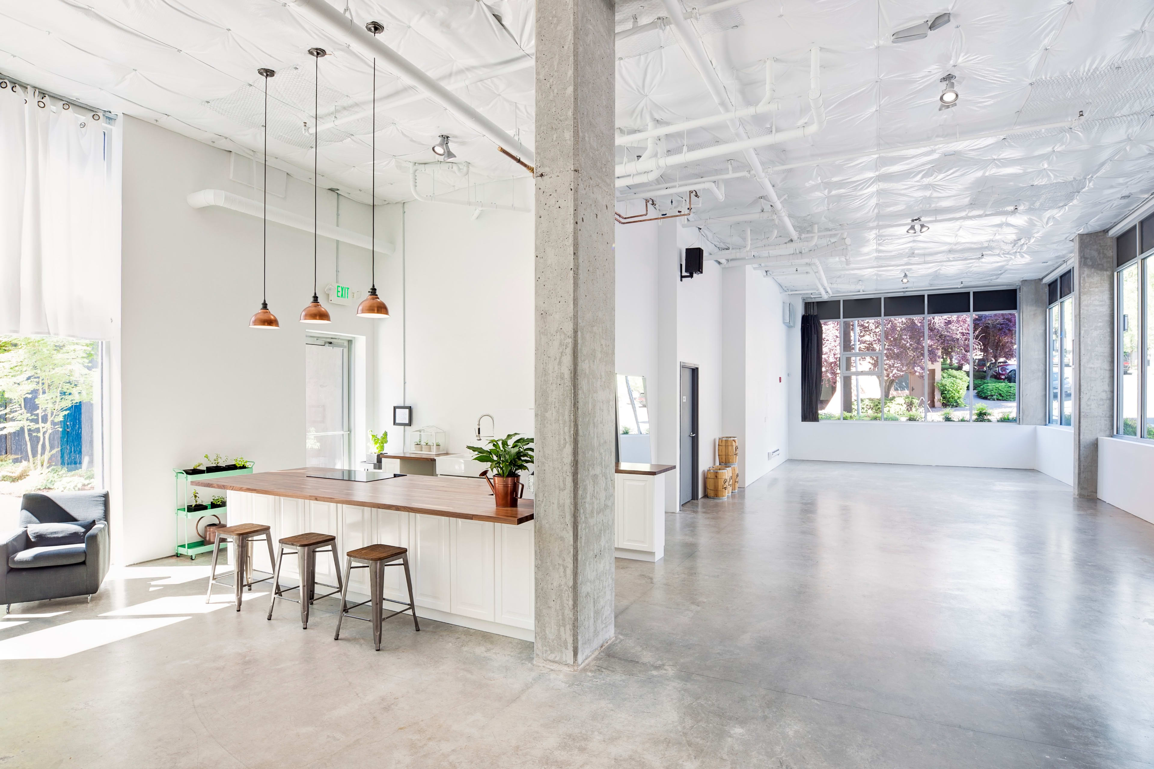 Modern open event space with high ceilings, perfect for workshops and gatherings.