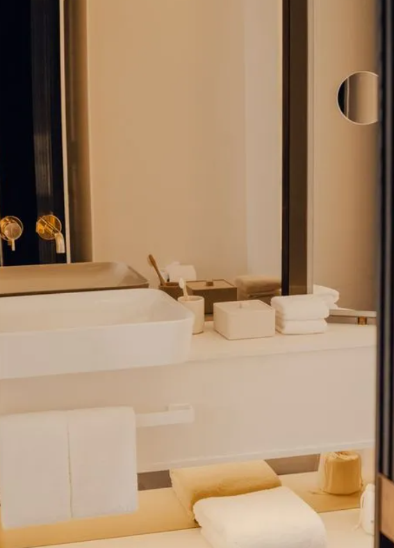 Luxury Shoreditch event bathroom: modern, serene, upscale comfort.