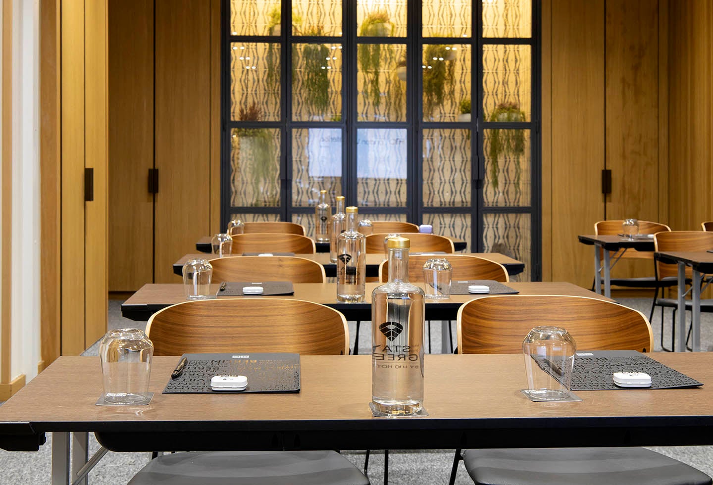 Modern meeting room at H10 London Waterloo, ideal for workshops and conferences.